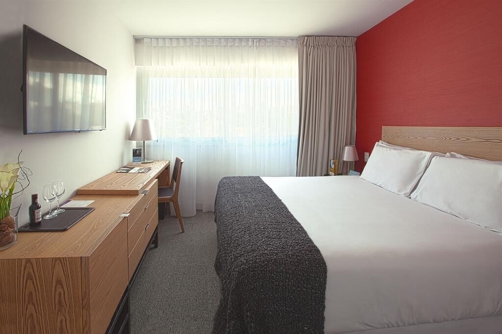 STANDARD, QUEEN BED