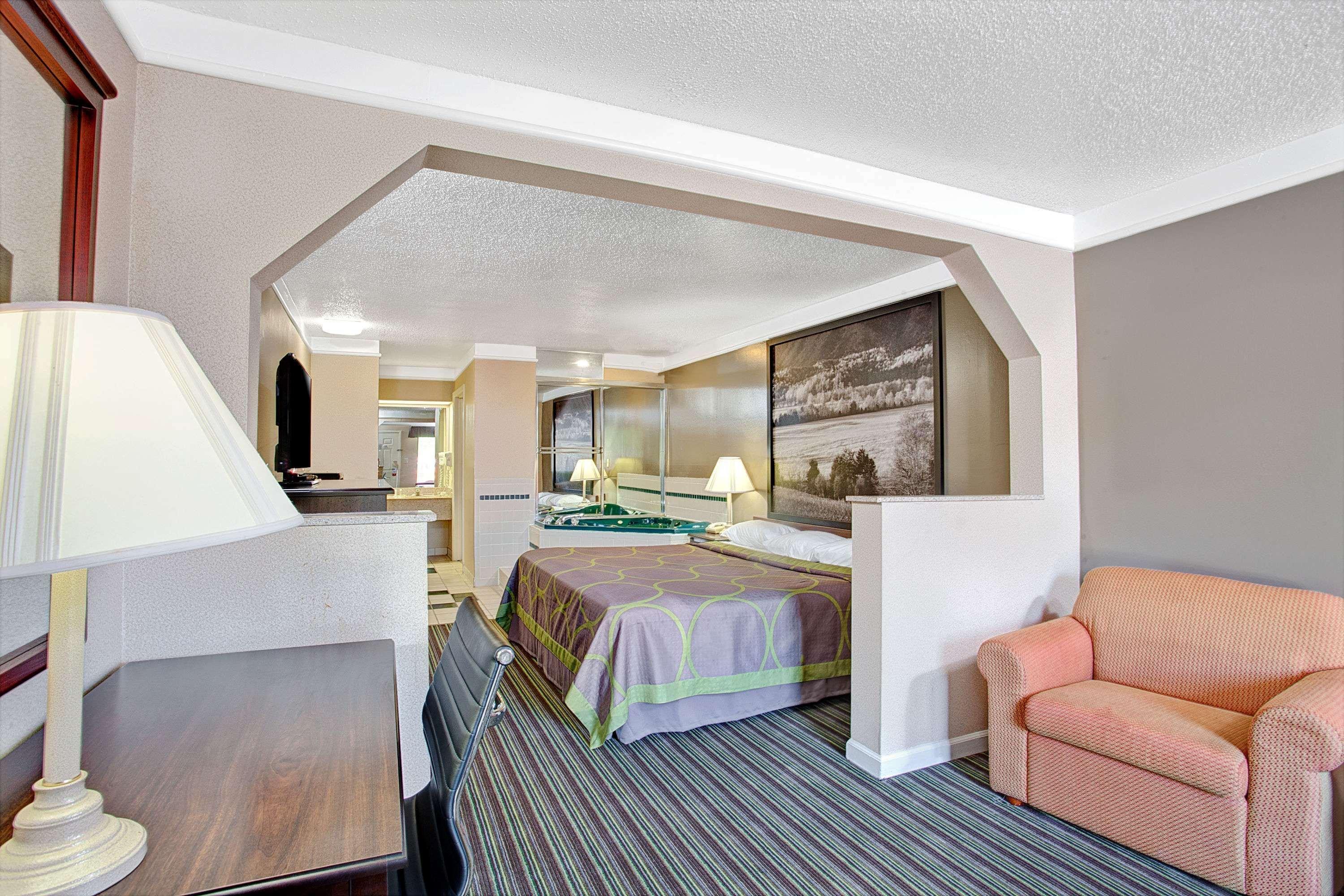 Super 8 By Wyndham Knoxville East 27/38