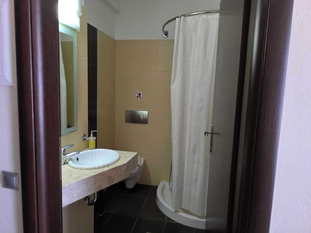 جناح بسريرين منفصلين بإطلالة على الجبل مع أريكة، GOLDEN ROSE SUITES 4/4