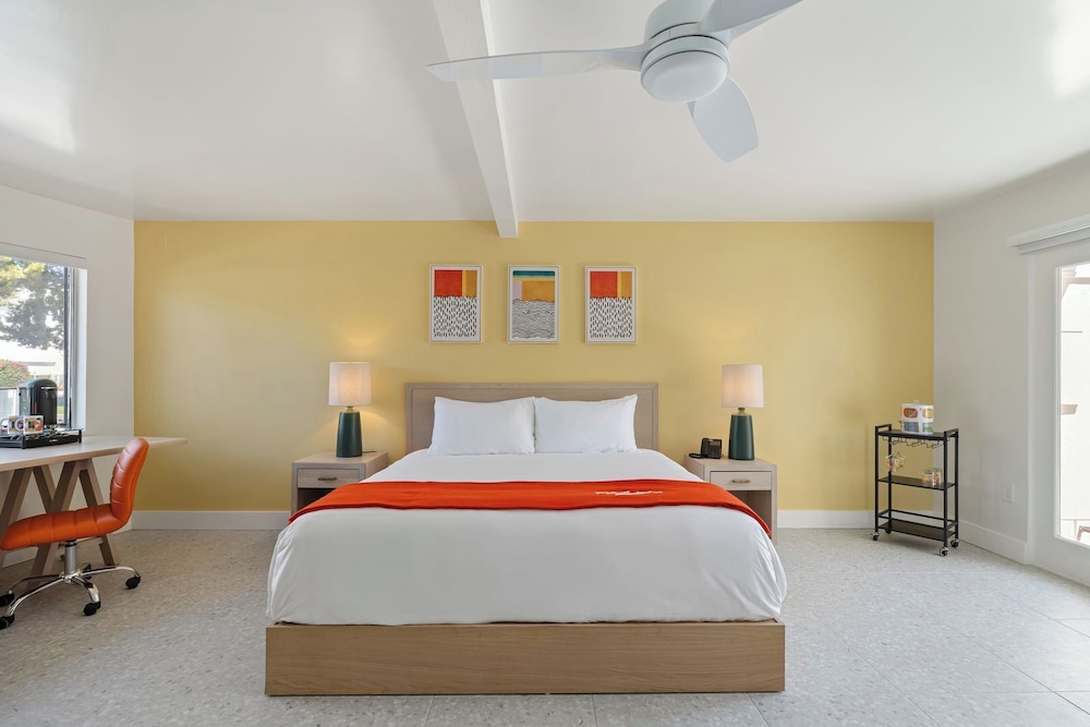 Grand, King Bed