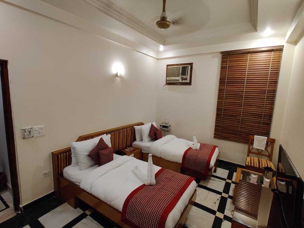 Hotel Singh International 16/35