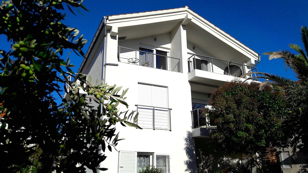 Refresh Boutique Apartments 1/50