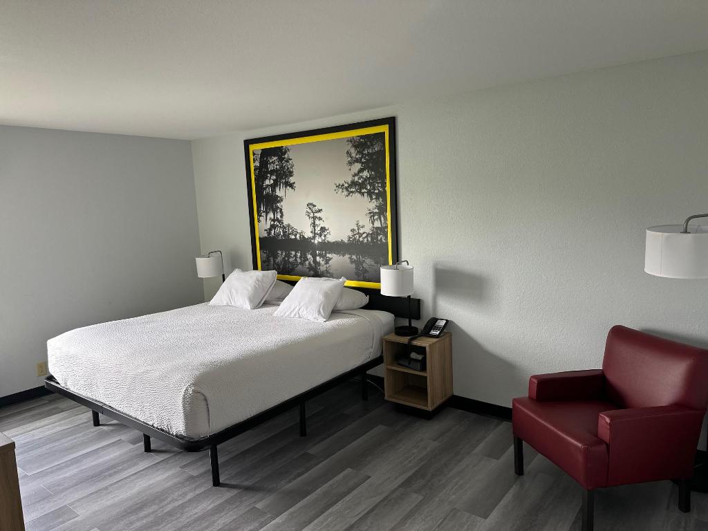 غرفة بسرير كينج لذوي الإعاقة، Super 8 by Wyndham Alexandria LA 2/3