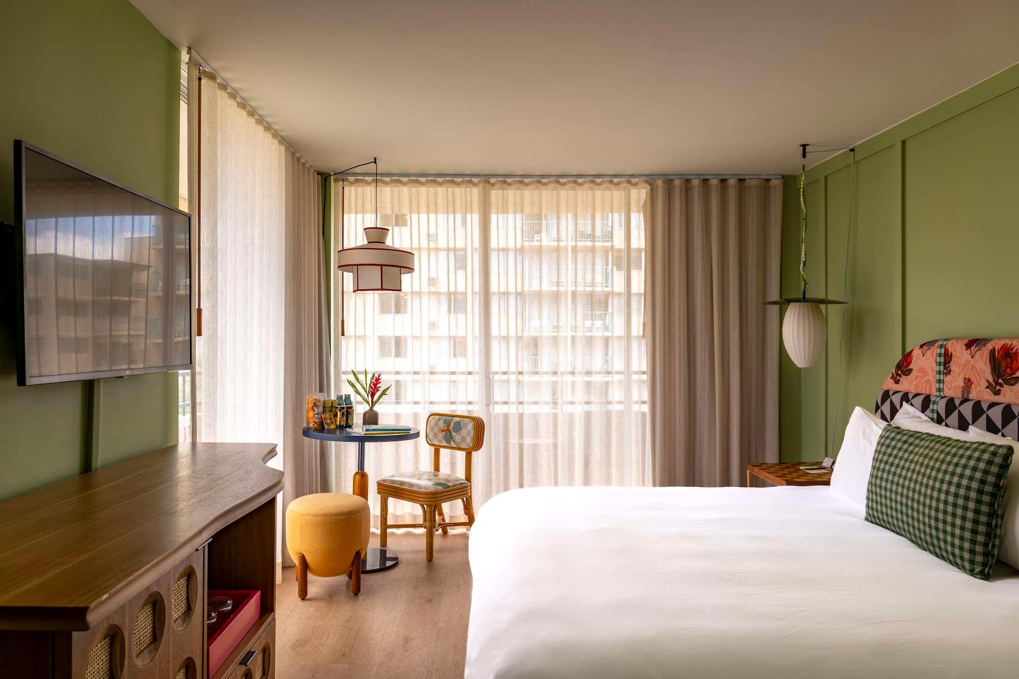 Lanai, King Bed, City View, Corner