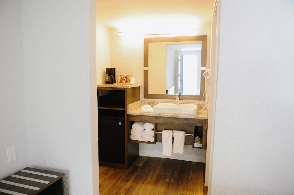 Regency Inn &amp; Suites 13/26