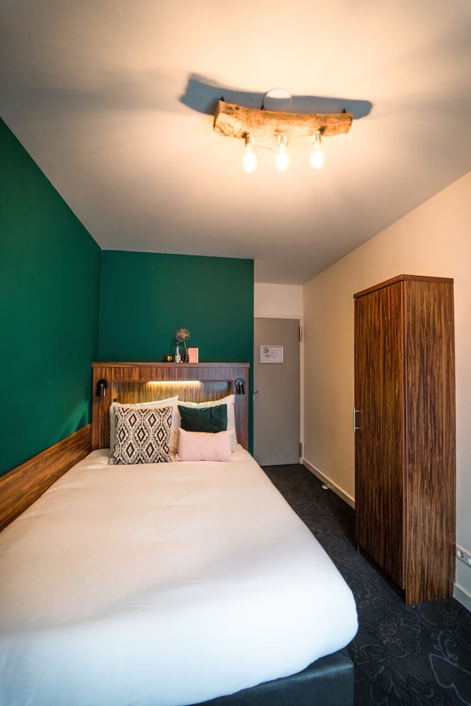 STANDARD, QUEEN BED
