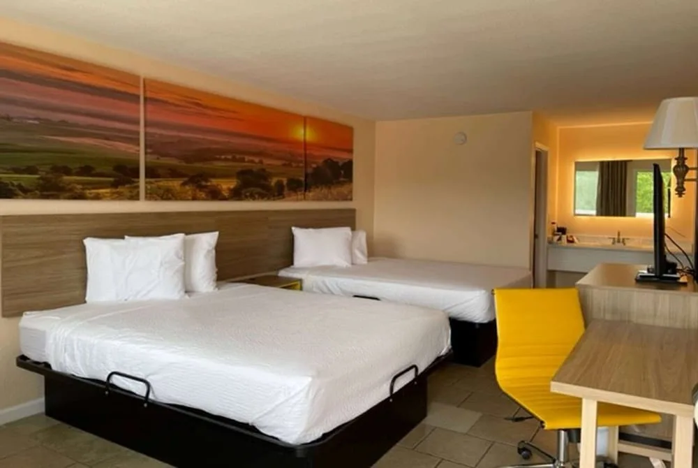 Days Inn by Wyndham Branson Near Theatre District 18/27