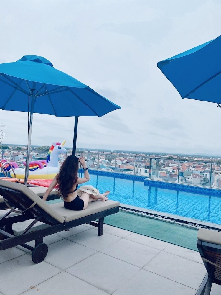 Uptown Hotel 24/46