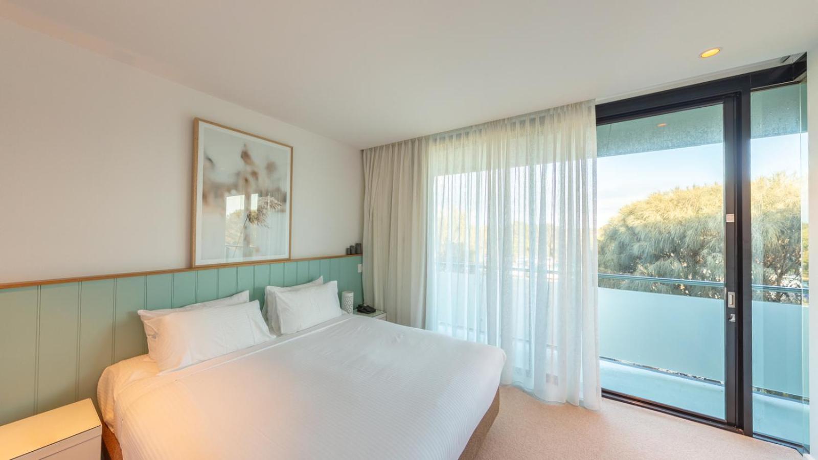 2 Bedrooms, Suite, Urban View