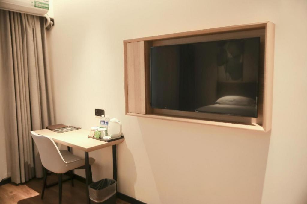 GreenTree Inn Shanxi Luliang Fengshan Road Central Park Express Hotel 32/48