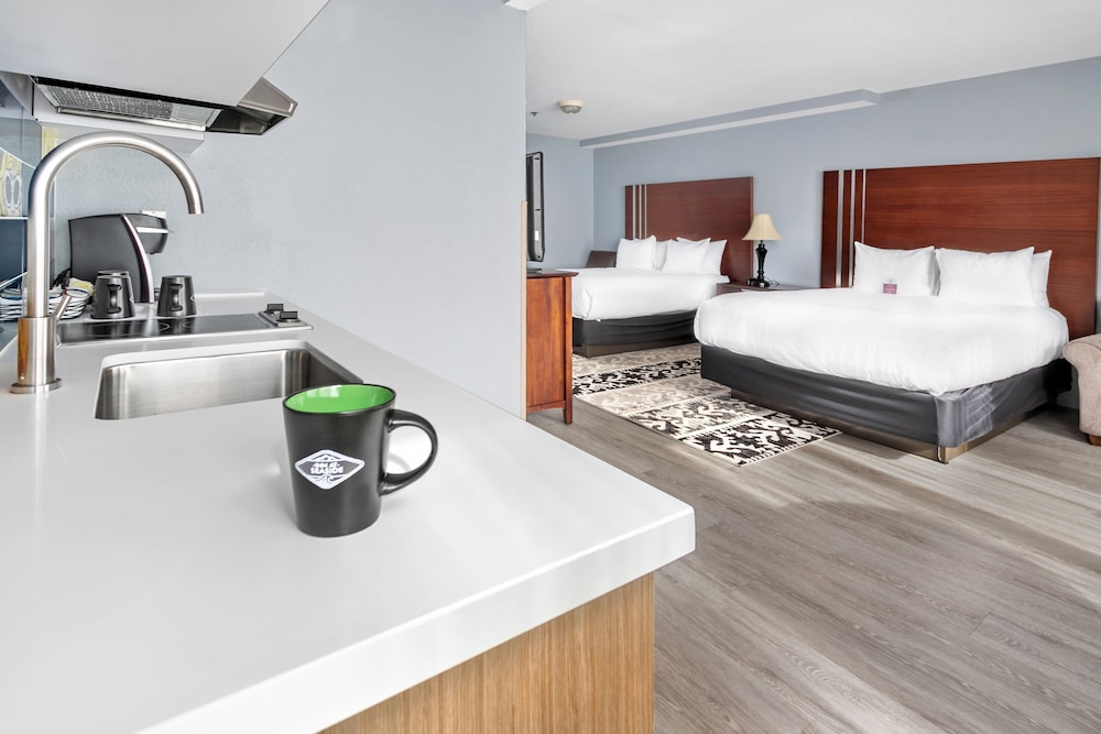 غرفة بسريرين كوين بمطبخ صغير، Inn At Seaside 3/5