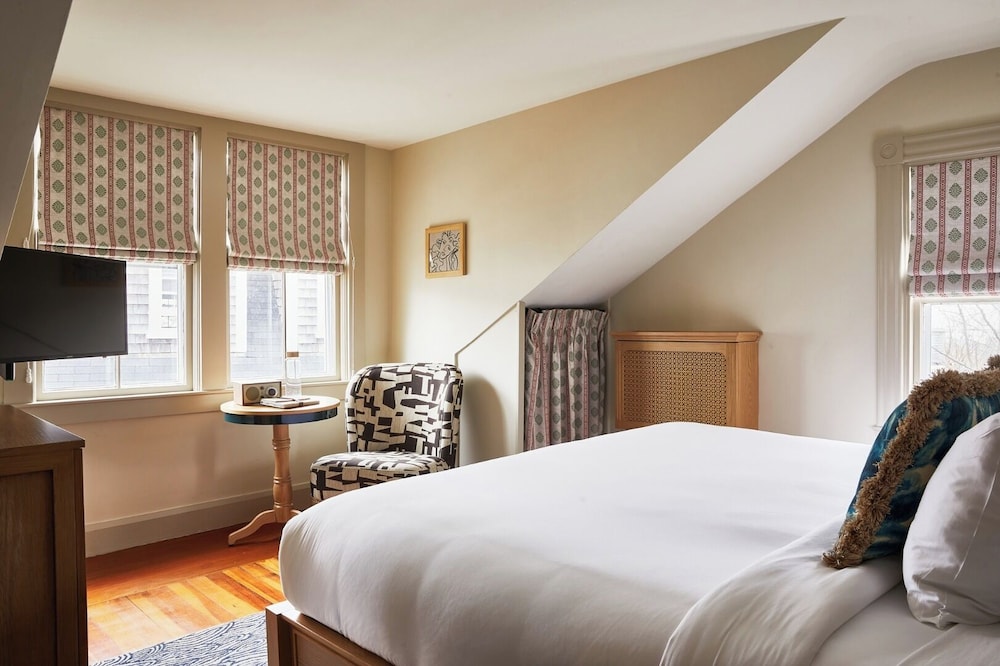 Connecting House, Petite, King Bed, Shared Bathroom، The Roberts Collection 3/5
