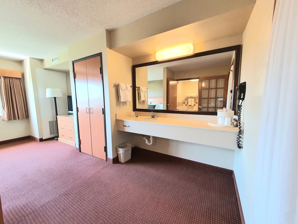 AmericInn by Wyndham Waconia 2/80