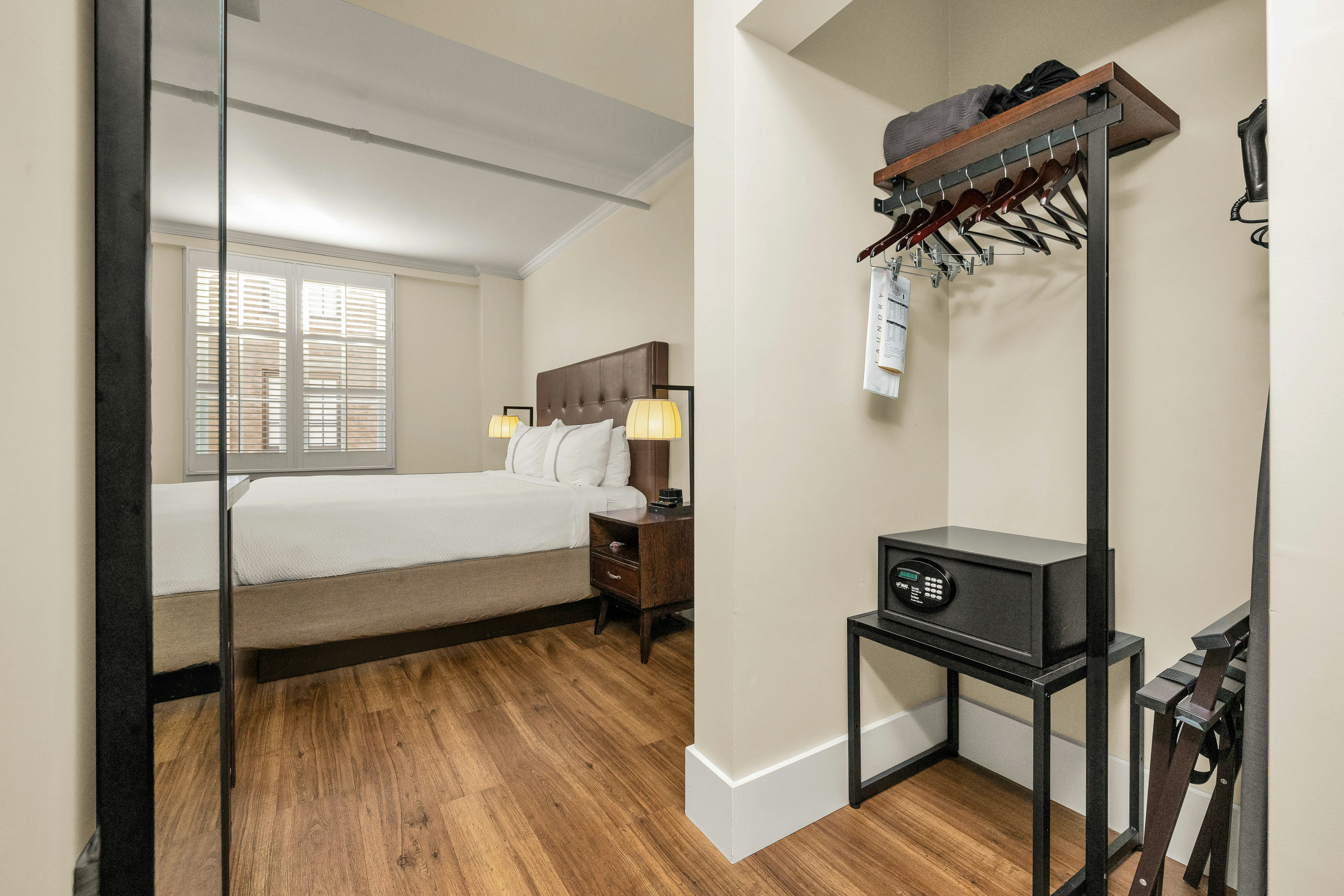 غرفة ديلوكس بسرير كينج، Hotel Petaluma, Tapestry Collection by Hilton 4/9