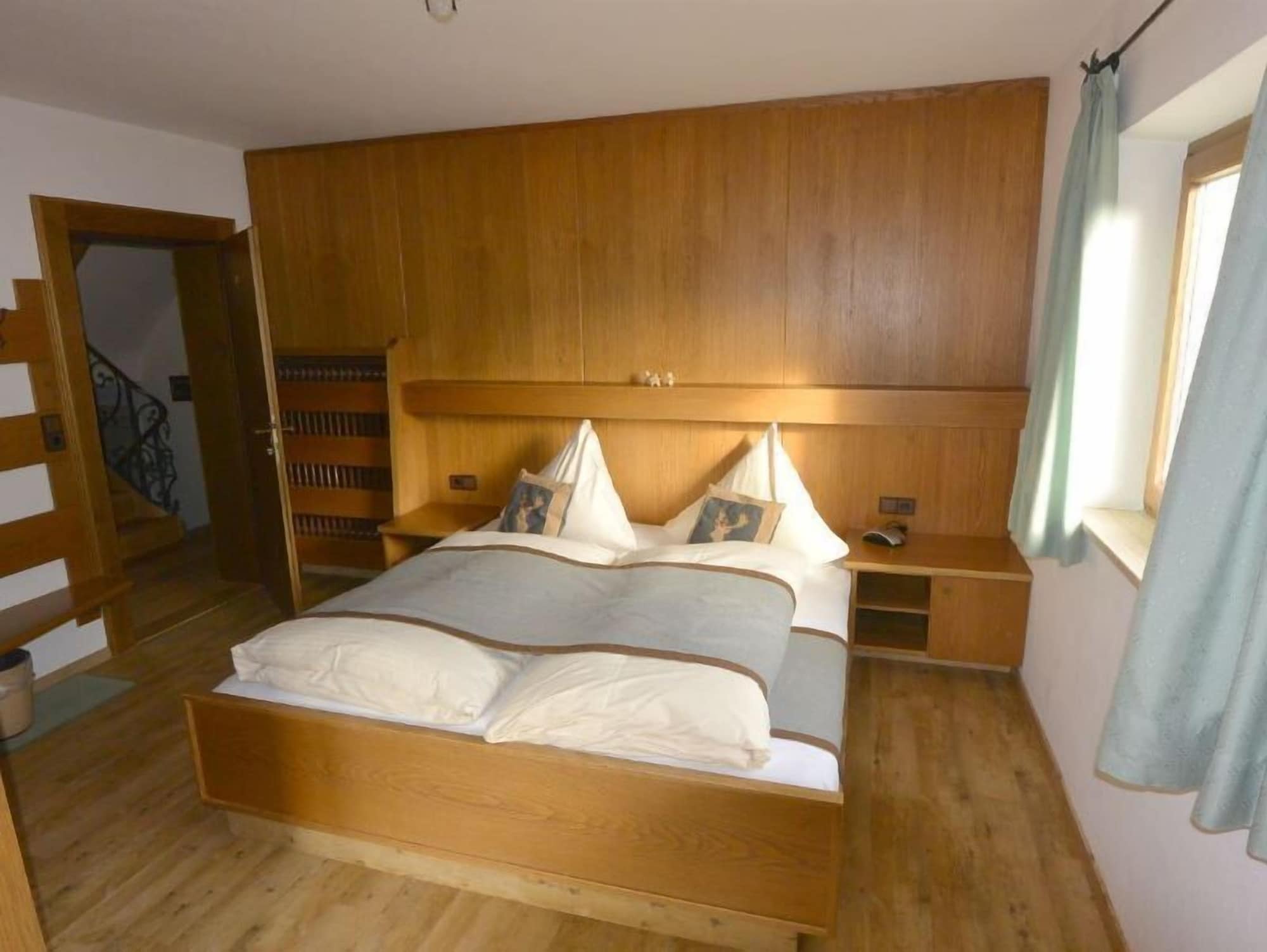 Gold, House, 4 King Beds, Single Bed