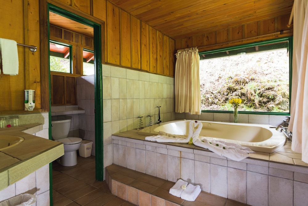 Trogon Lodge 44/46