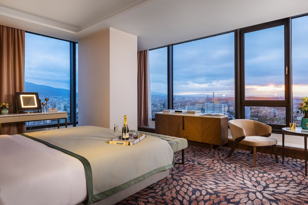 EXECUTIVE, SUITE