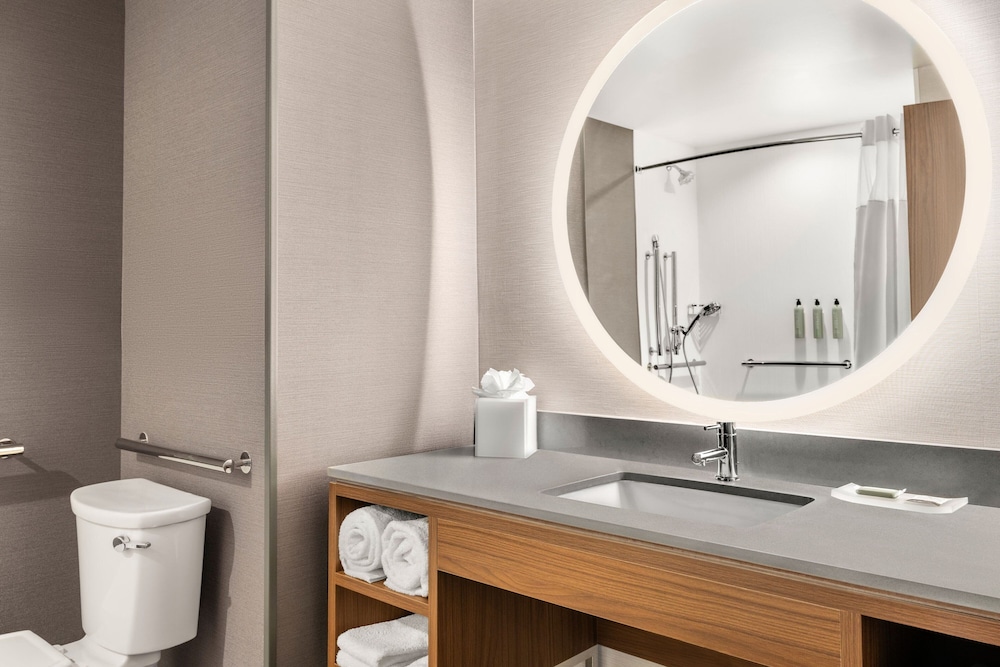 غرفة بسرير كينج، Courtyard by Marriott Milwaukee Brookfield at Poplar Creek 3/4