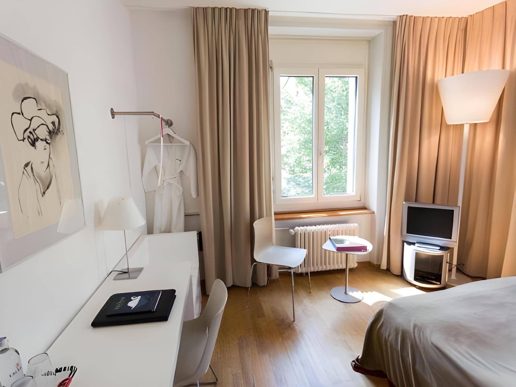 Medium, Twin Beds