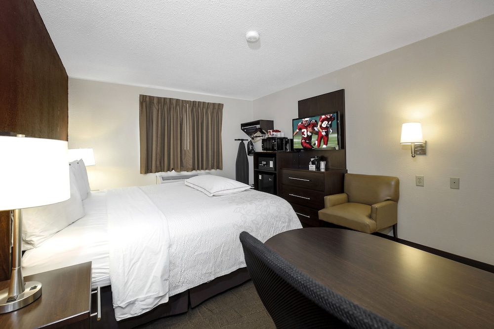 Red Roof Plus Suites Malone 19/40