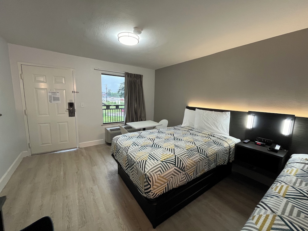 2 Full Beds - Smoking, Kitchen