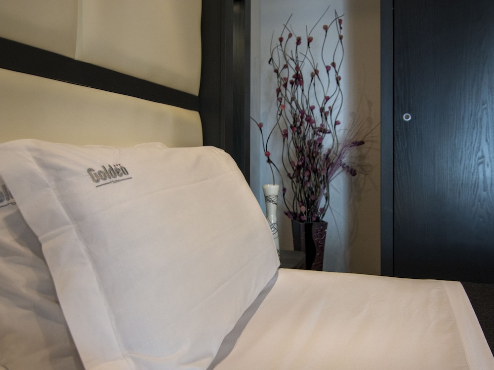 Golden Hotel 23/37