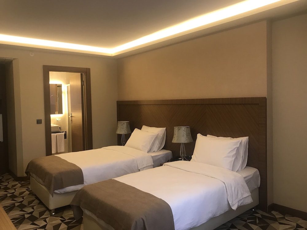 Atro Hotel 12/44