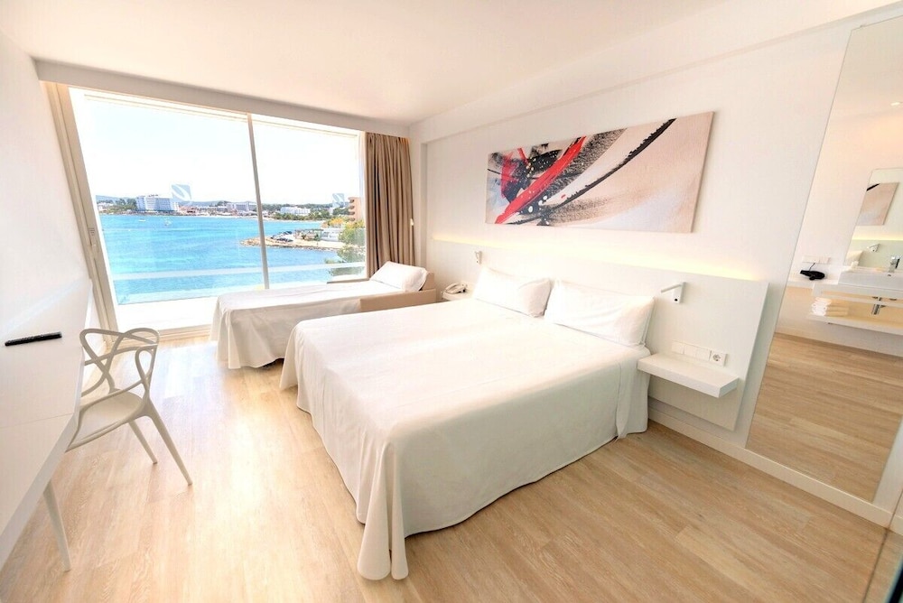 DELUXE, SEA VIEW, BALCONY