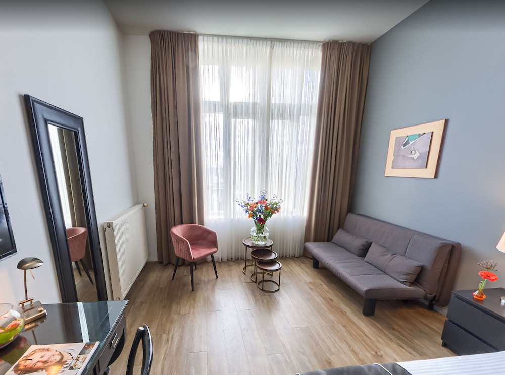 HOTEL CHARIOT 25/50