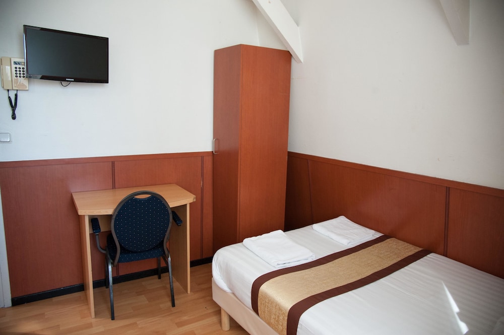 BASIC, TWIN BEDS, SHARED BATHROOM
