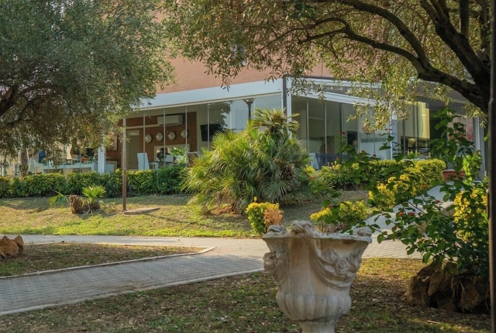 Isa Fiumicino Airport Residence 46/50