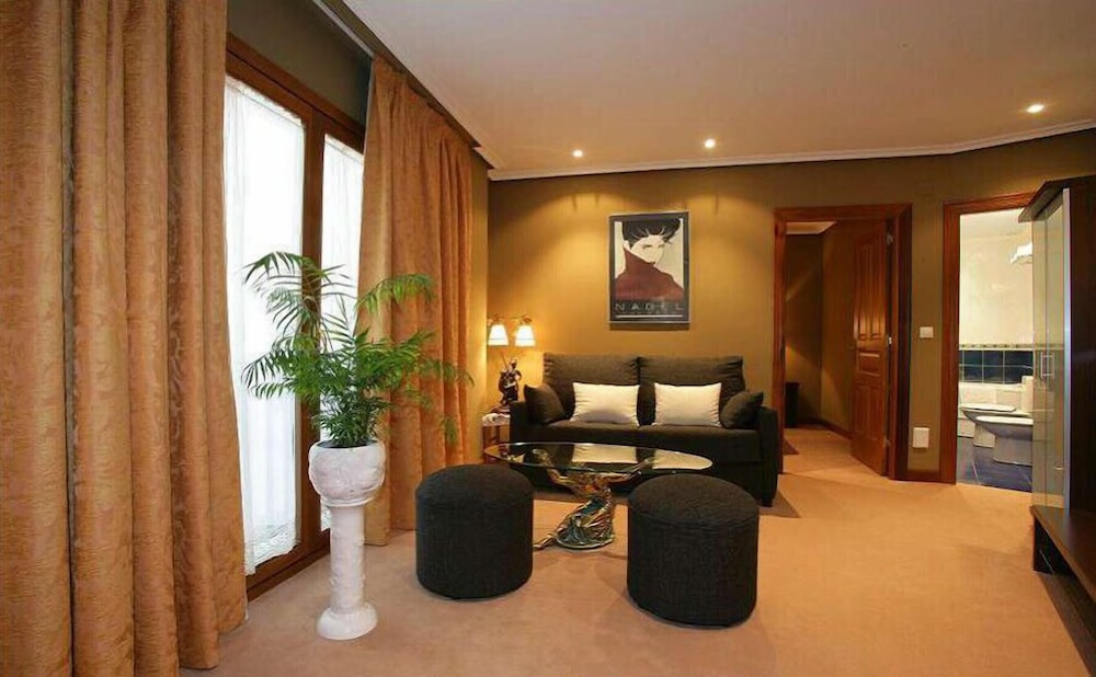 Gran Hotel Cela 44/64