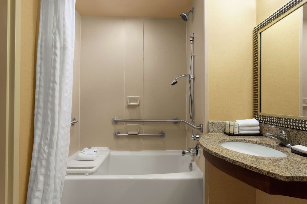 Embassy Suites by Hilton Huntsville 22/76