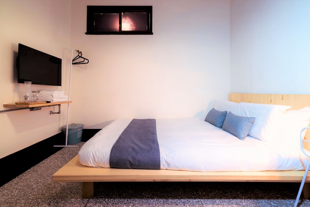 With inn Hostel 14/50