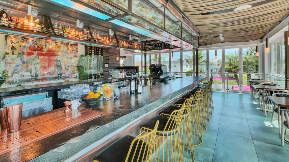The Saint Hotel 40/50