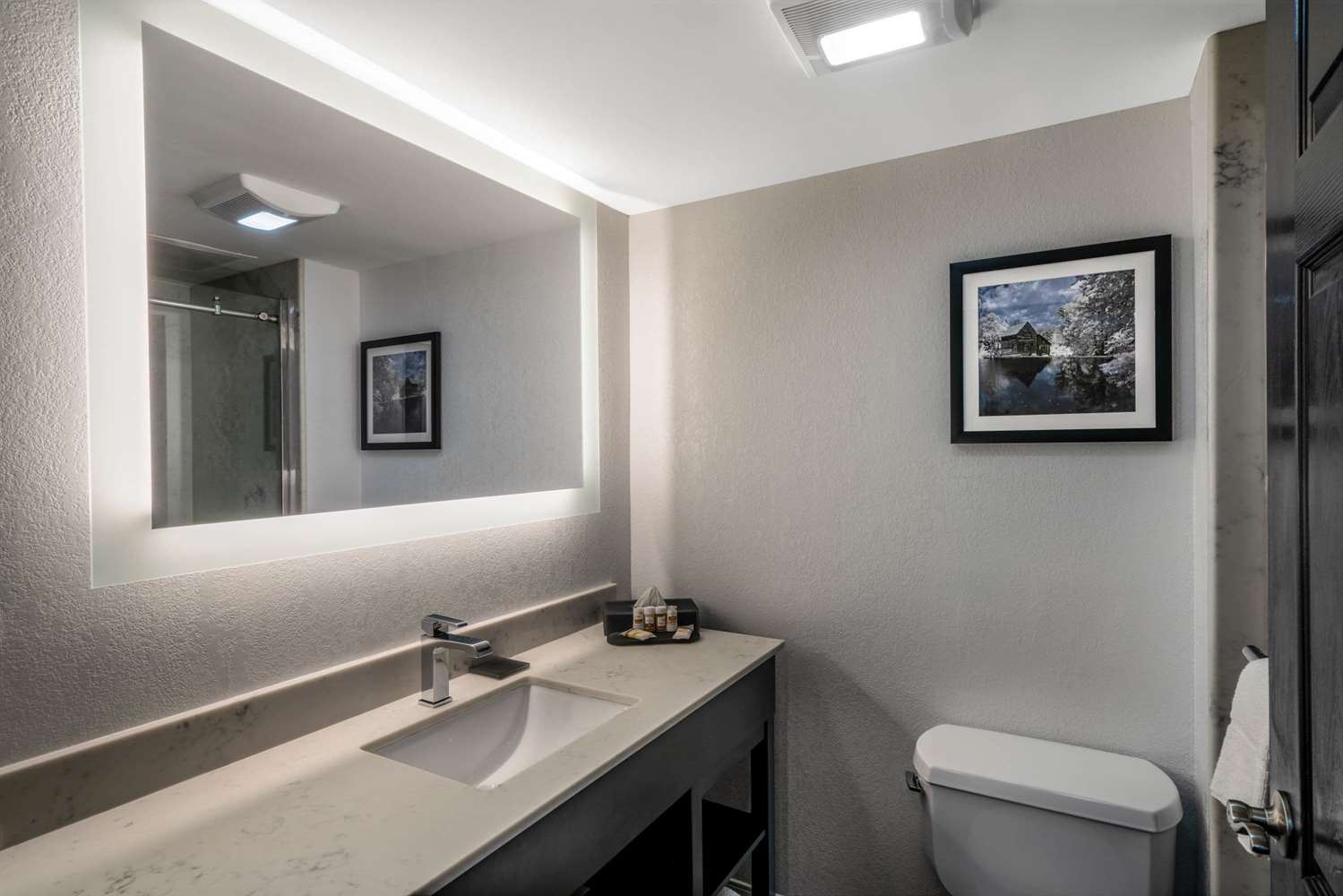 La Quinta Inn and Suites by Wyndham Raleigh Downtown North 44/47