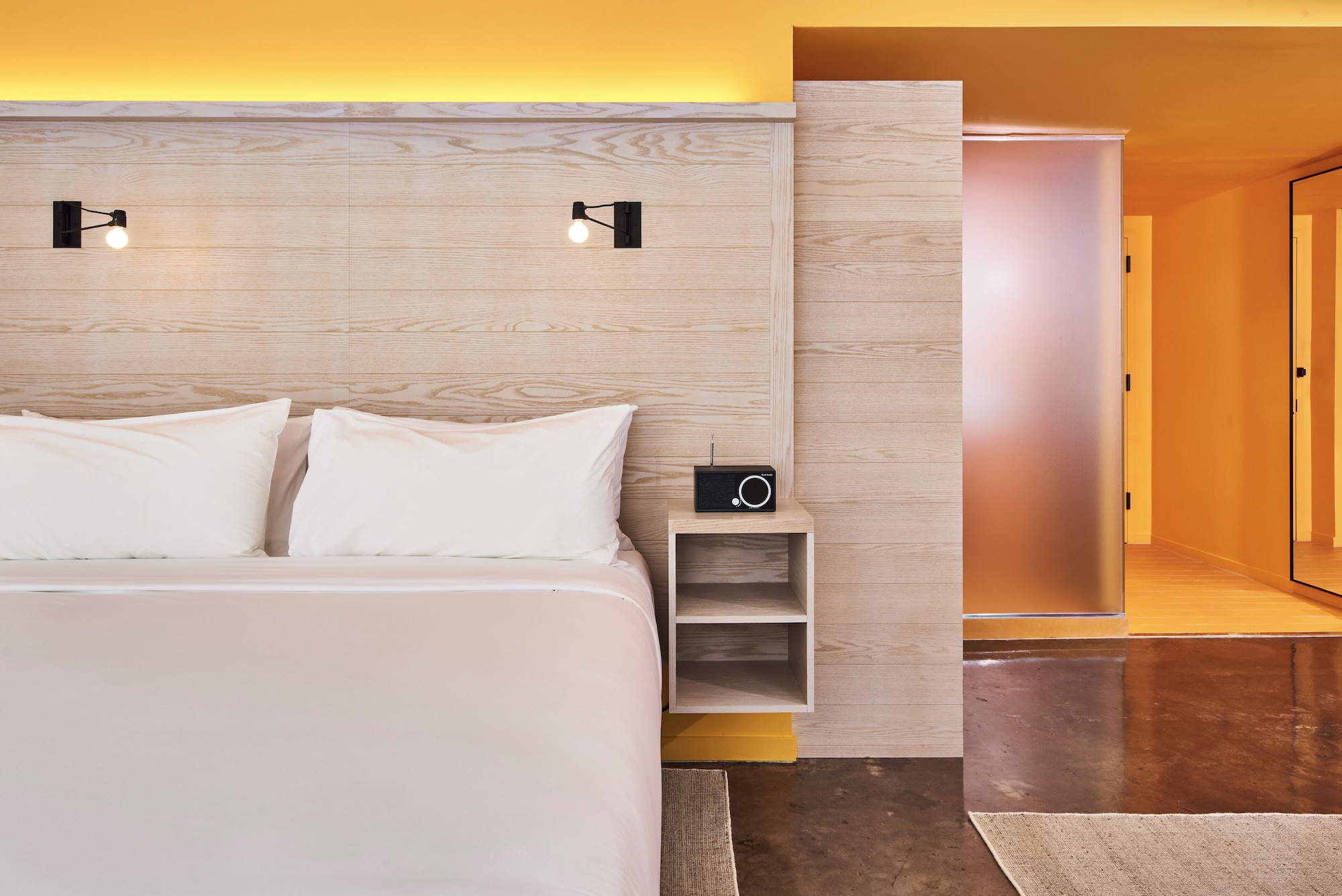 DELUXE, QUEEN BED