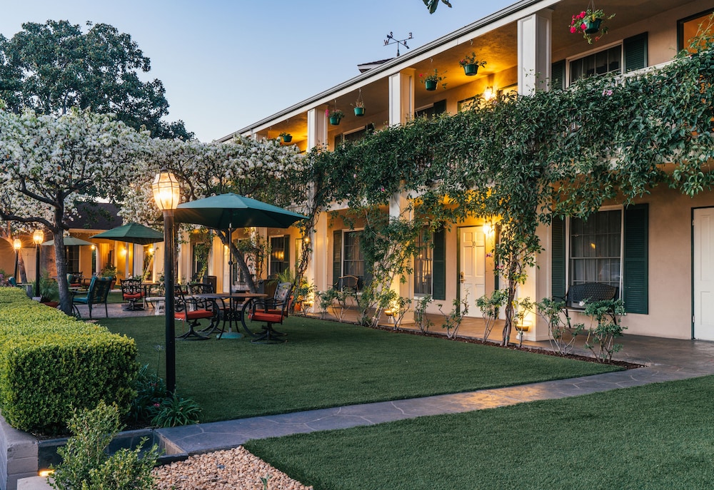 Lavender Inn By The Sea 3/45