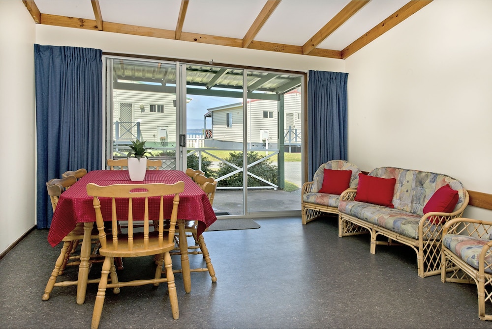Acclaim Rose Gardens Beachside Holiday Park 28/50