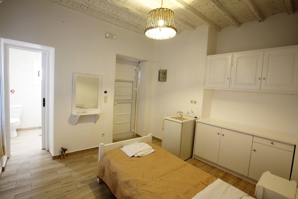 Nikos Rooms 50/50