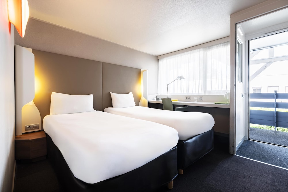 غرفة قياسية بسريرين منفصلين، Hotel Campanile Montesson Le Vesinet 6/10