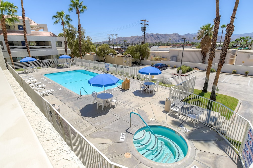 Motel6 Palm Springs, CA - Downtown 23/28