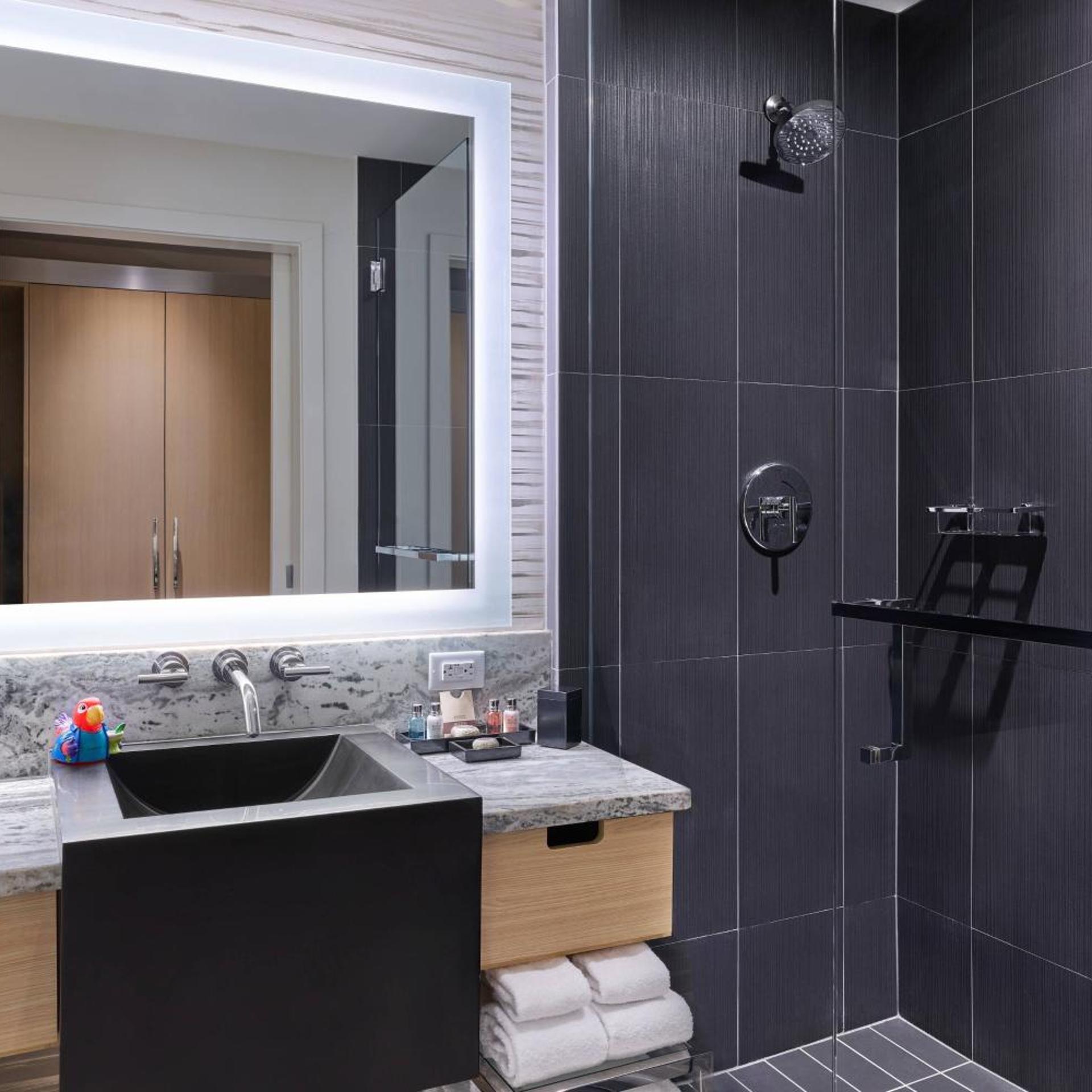 Room, 2 Queen Beds, Partial View، Art Ovation Hotel Autograph Collection 4/6