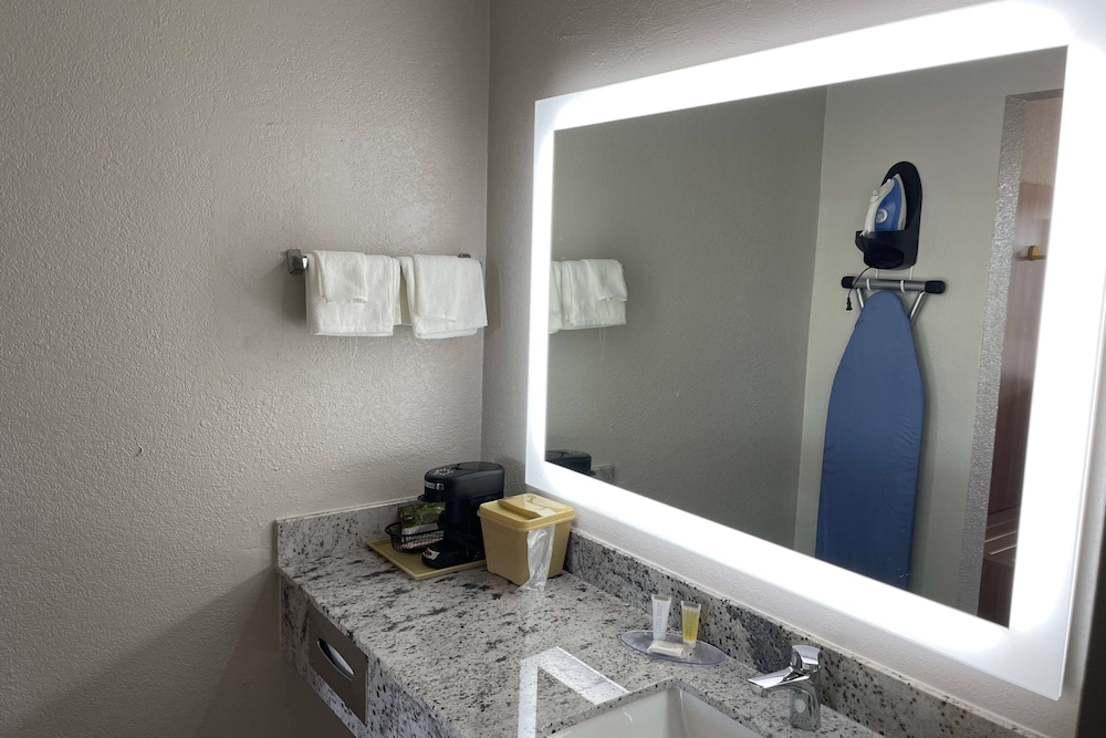 Days Inn by Wyndham Montgomery I-85 12/16
