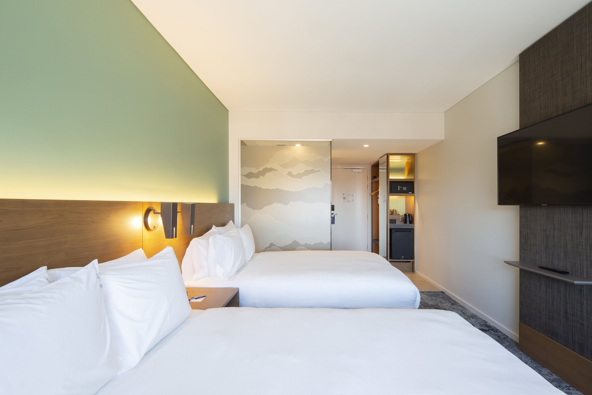 STANDARD, 2 QUEEN BEDS