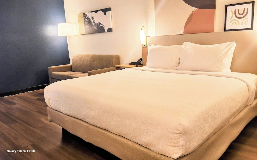 ROOM, KING BED