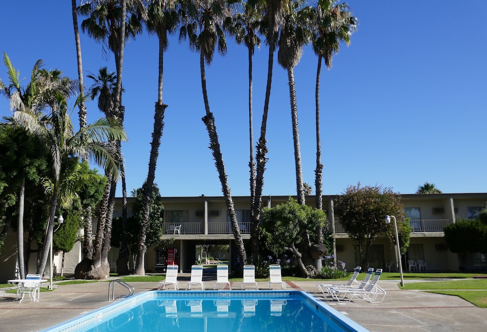 Golden Sails Hotel 3/51