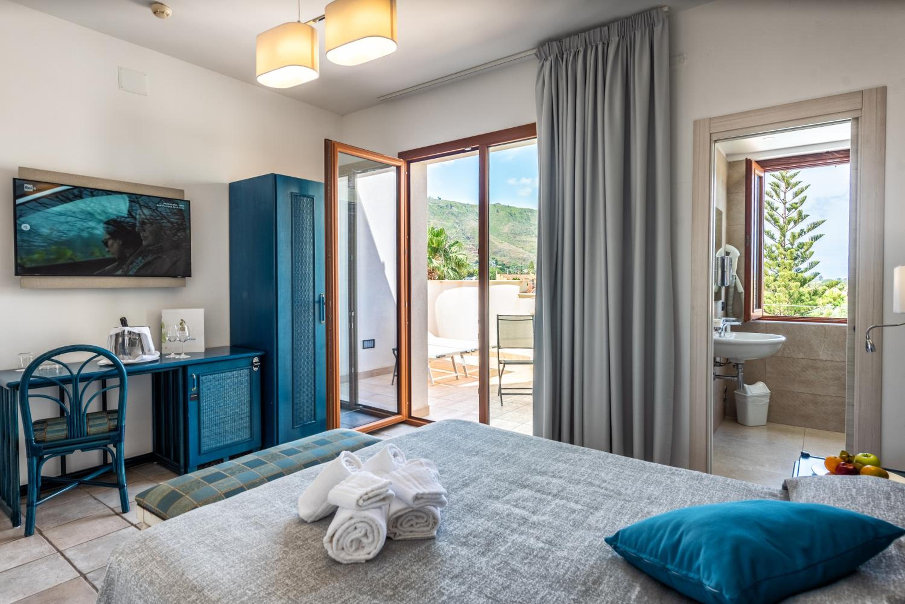 Room, Double or Twin Bed, Sea View