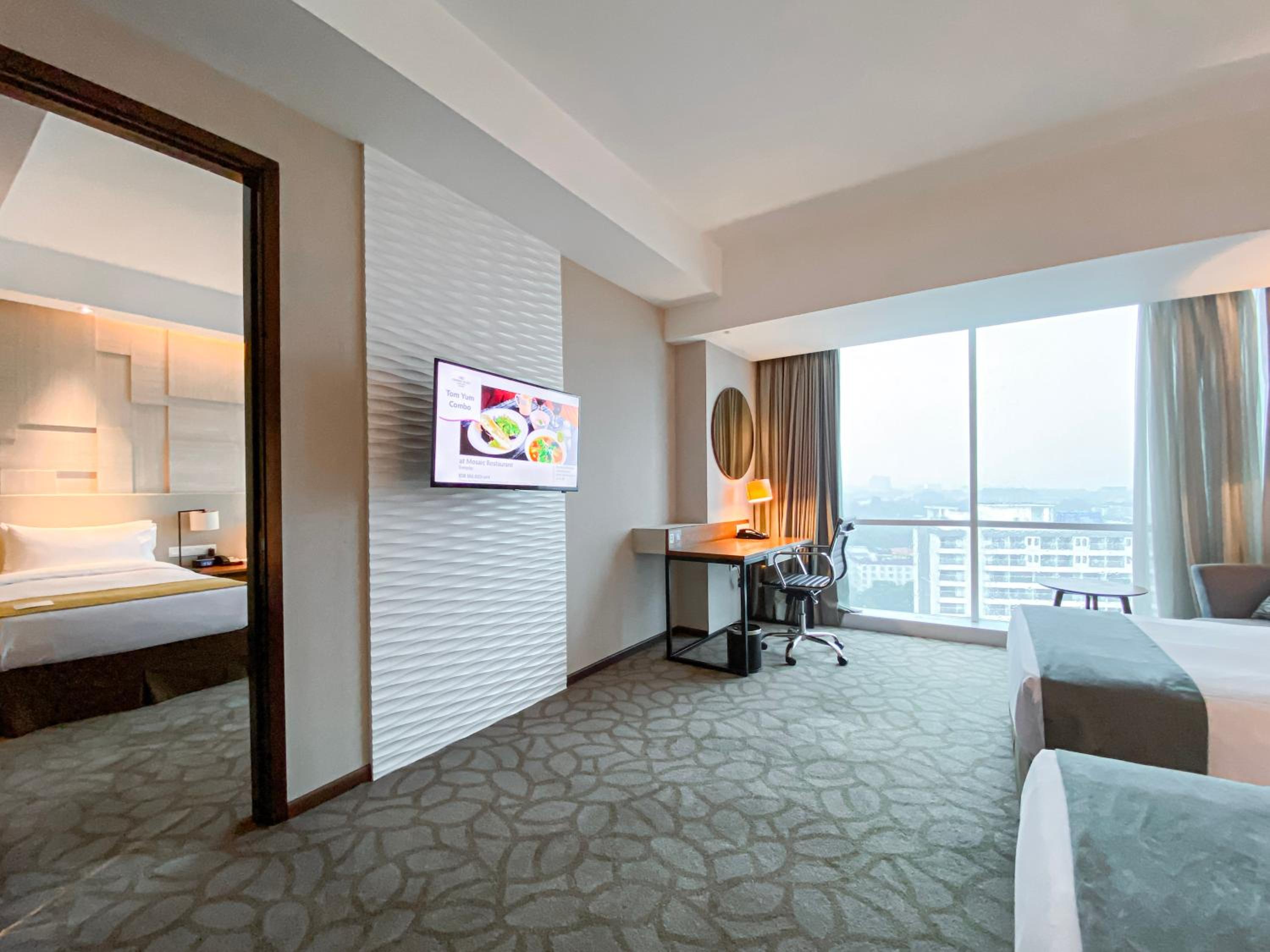 Premium, Lounge Access