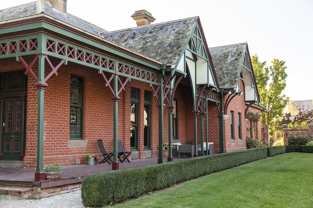 Cleveland Estate in LANCEFIELD